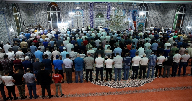 Dünyada ilk teravih namazı coşkusu